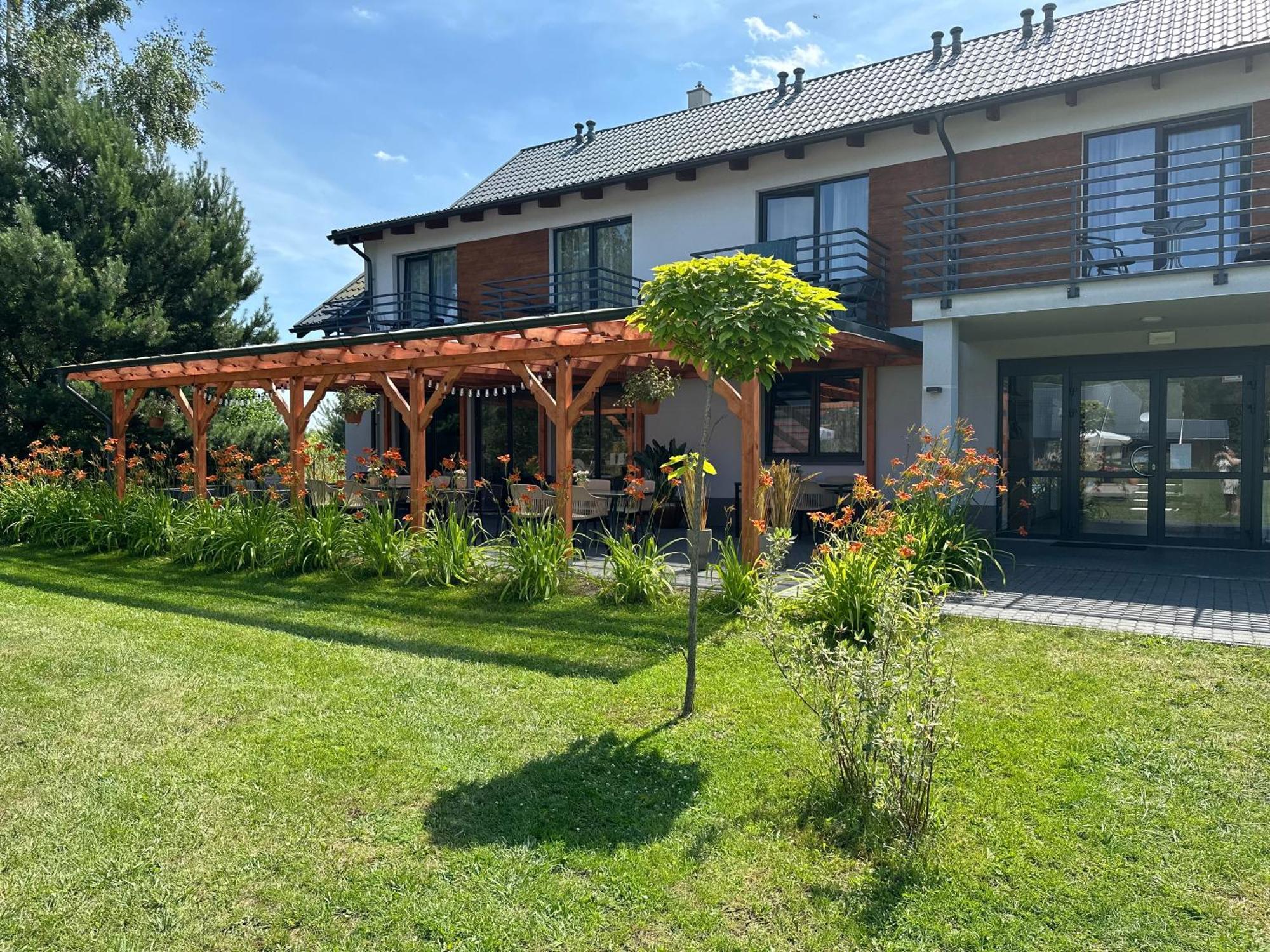 Pokoje Goscinne Kameralnie - Basen Z Podgrzewana Woda Jantar Exterior foto