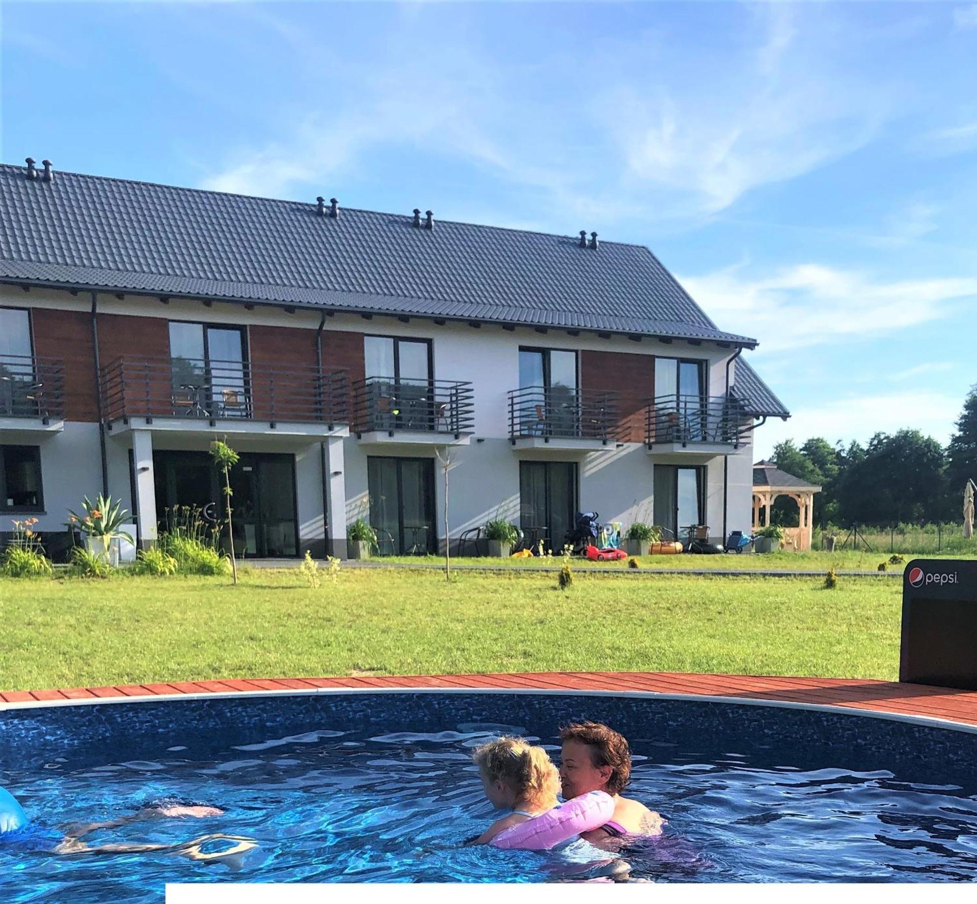 Pokoje Goscinne Kameralnie - Basen Z Podgrzewana Woda Jantar Exterior foto