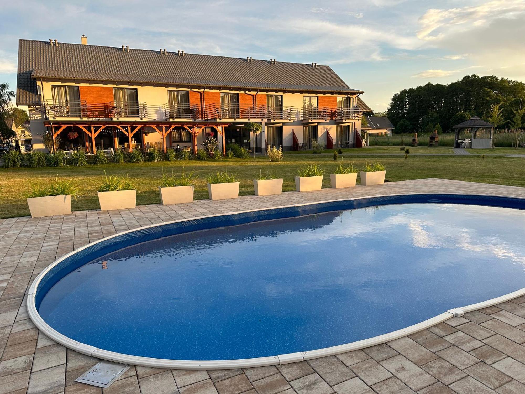 Pokoje Goscinne Kameralnie - Basen Z Podgrzewana Woda Jantar Exterior foto